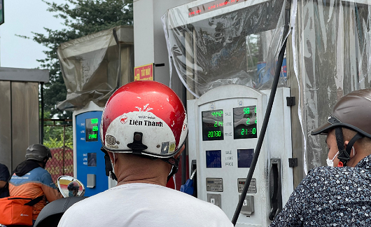 Cây xăng chỉ bán tối đa 50.000đ/xe máy, khiến nhiều người dân ngơ ngác Cây xăng chỉ bán tối đa 50.000đ/xe máy, khiến nhiều người dân ngơ ngác