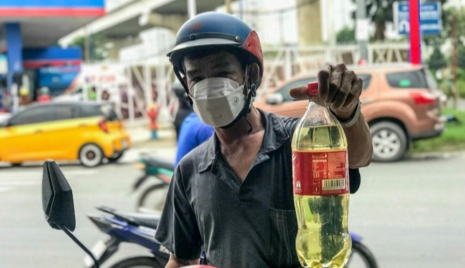 undefined Đừng vô cảm với nỗi khổ tìm xăng của người lao động