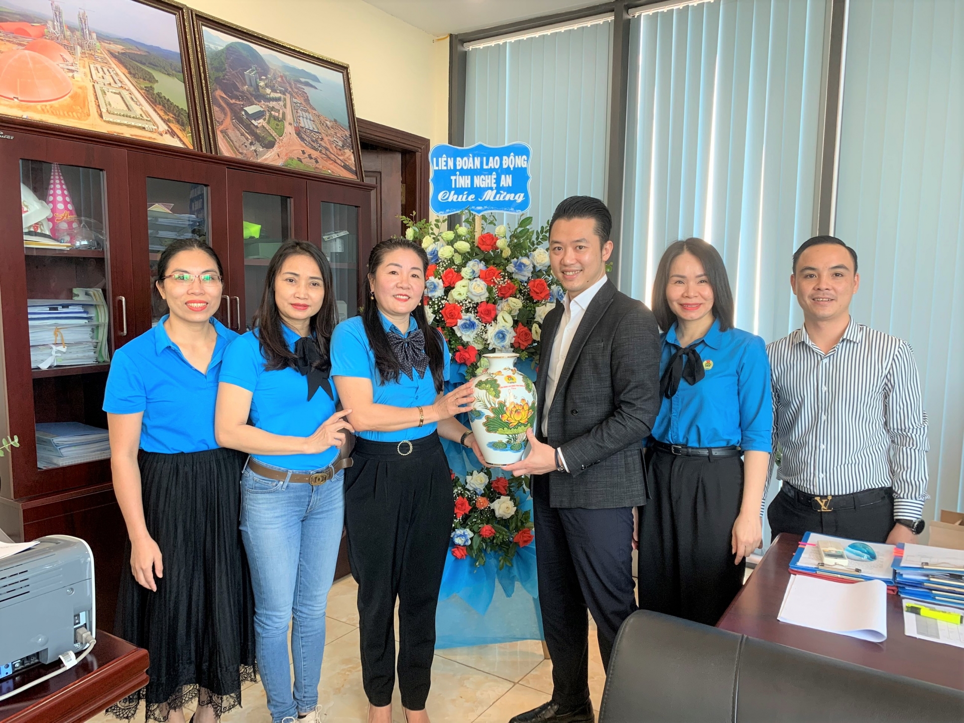 Công đoàn Nghệ An chúc mừng các doanh nghiệp nhân ngày Doanh nhân Việt Nam Công đoàn Nghệ An chúc mừng các doanh nghiệp nhân Ngày Doanh nhân Việt Nam