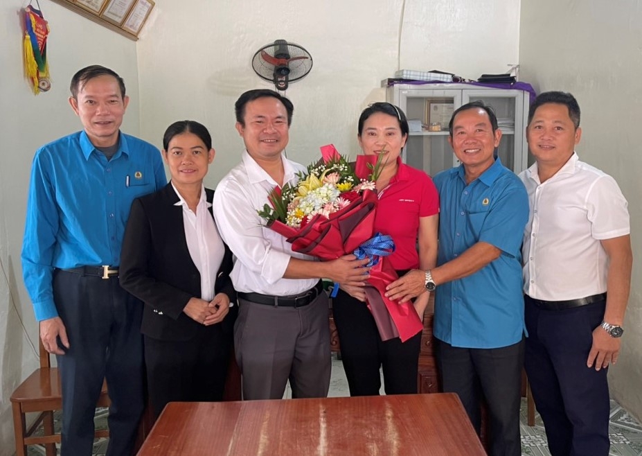 LĐLĐ Cẩm Xuyên chúc mừng các doanh nghiệp nhân kỷ niệm ngày Doanh nhân Việt Nam LĐLĐ huyện Cẩm Xuyên chúc mừng các doanh nghiệp nhân ngày Doanh nhân Việt Nam