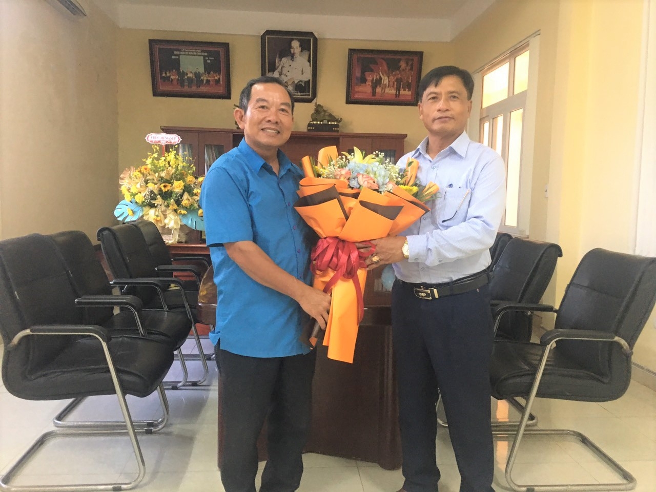 LĐLĐ Cẩm Xuyên chúc mừng các doanh nghiệp nhân kỷ niệm ngày Doanh nhân Việt Nam LĐLĐ huyện Cẩm Xuyên chúc mừng các doanh nghiệp nhân ngày Doanh nhân Việt Nam