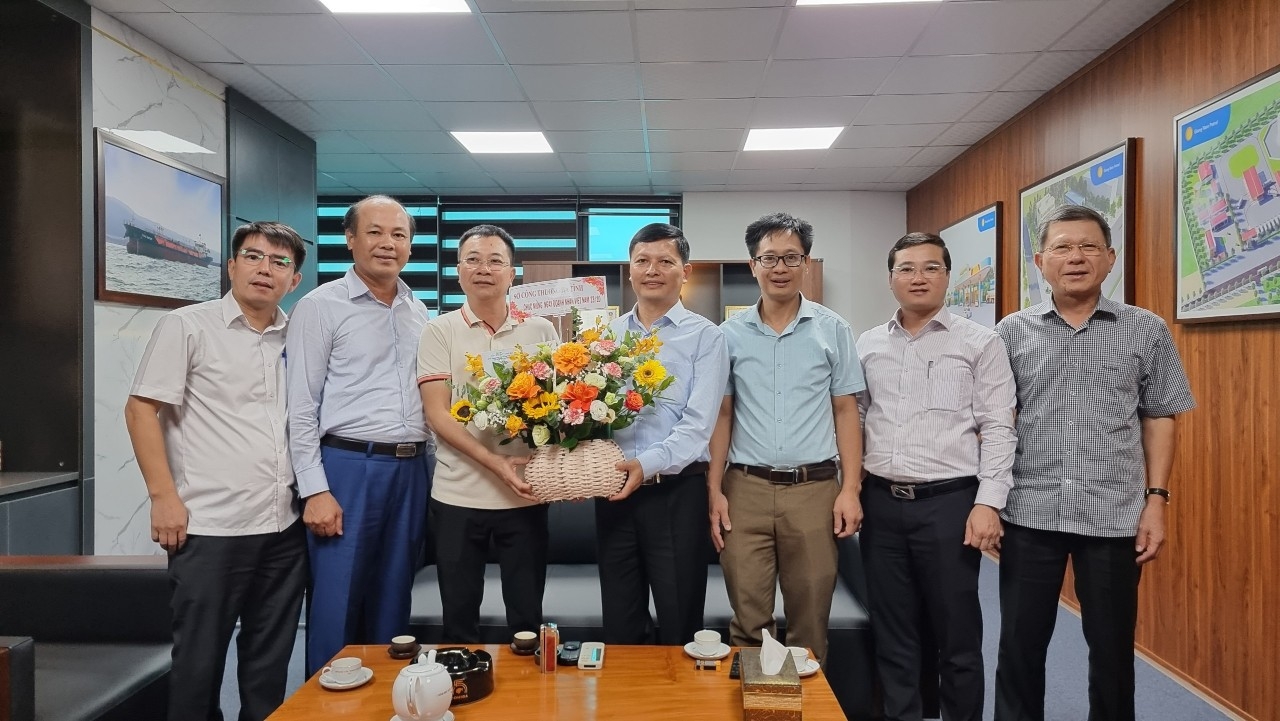 LĐLĐ tỉnh, Sở và Công đoàn ngành Công thương Hà Tĩnh chúc mừng các doanh nghiệp