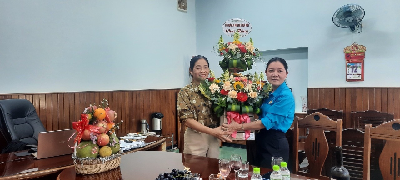 LĐLĐ thị xã Hoài Nhơn chúc mừng các doanh nghiệp nhân ngày Doanh nhân Việt Nam