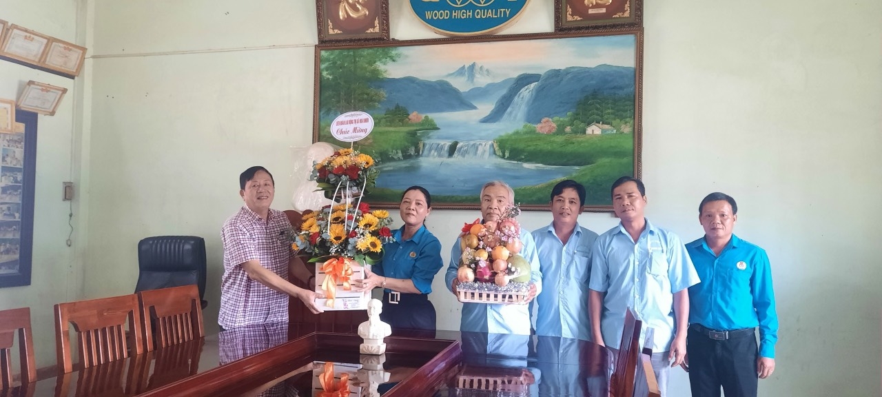 LĐLĐ Thị xã Hoài Nhơn (Bình Định) thăm doanh nghiệp nhân Ngày Doanh nhân Việt Nam