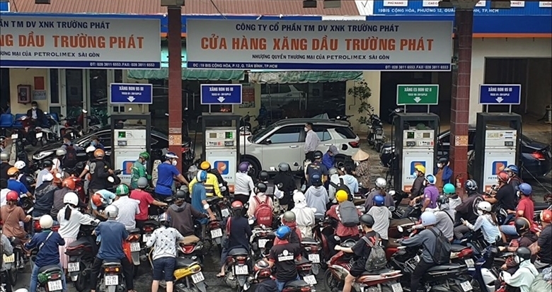 Bộ trưởng vi hành và bình xăng còn nửa