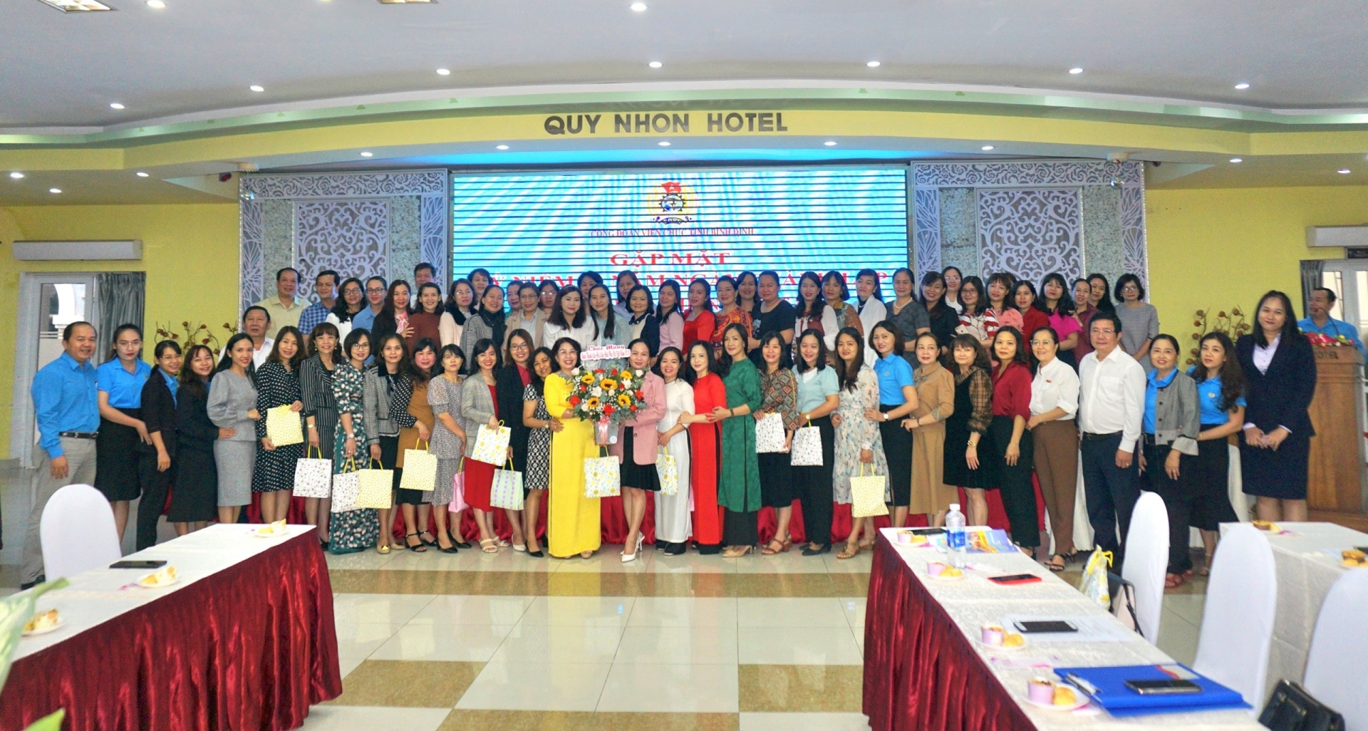 Bình Định: Tổ chức gặp mặt nữ cán bộ công đoàn cơ sở nhân ngày 20/10 Bình Định: Tổ chức gặp mặt nữ cán bộ công đoàn cơ sở nhân ngày 20/10