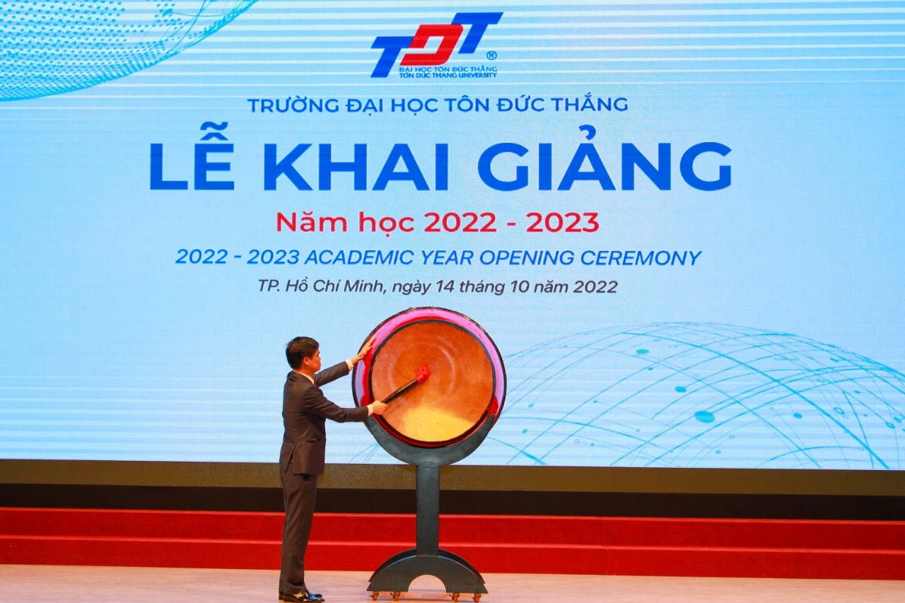 P.CT LĐLĐ Việt Nam, Ông Ngọ Duy Hiểu thực hiện nghi thức Đánh trống khai giảng P.CT LĐLĐ Việt Nam, Ông Ngọ Duy Hiểu thực hiện nghi thức Đánh trống khai giảng