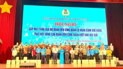 Tặng 395 suất quà cho nữ đoàn viên có hoàn cảnh khó khăn