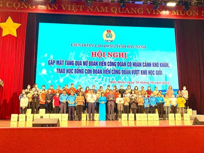 Tặng 395 suất quà cho nữ đoàn viên có hoàn cảnh khó khăn Tặng 395 suất quà cho nữ đoàn viên có hoàn cảnh khó khăn