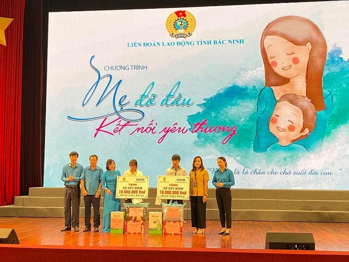 Tặng 395 suất quà cho nữ đoàn viên có hoàn cảnh khó khăn Tặng 395 suất quà cho nữ đoàn viên có hoàn cảnh khó khăn