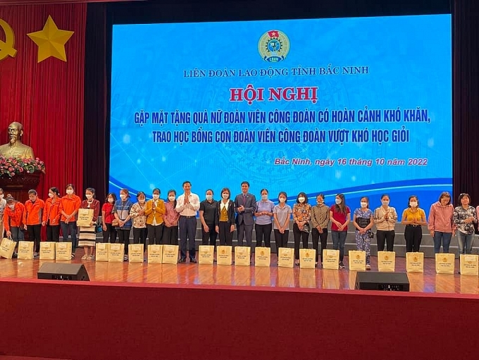 Tặng 395 suất quà cho nữ đoàn viên có hoàn cảnh khó khăn Tặng 395 suất quà cho nữ đoàn viên có hoàn cảnh khó khăn