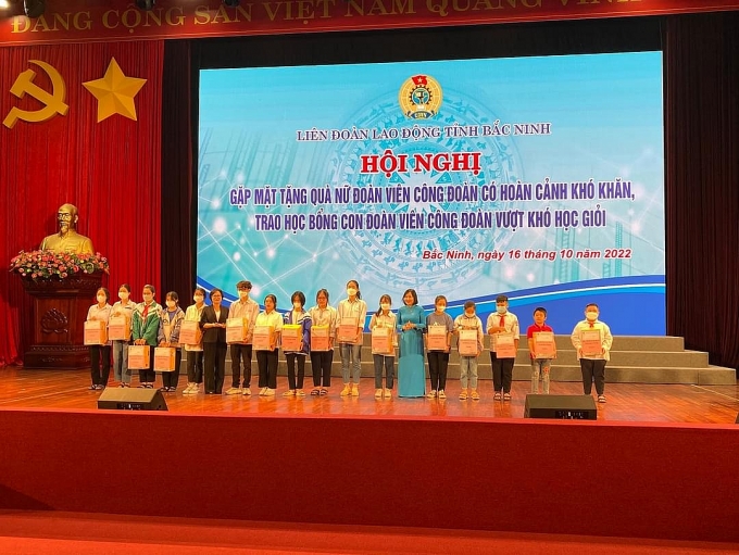 Tặng 395 suất quà cho nữ đoàn viên có hoàn cảnh khó khăn Tặng 395 suất quà cho nữ đoàn viên có hoàn cảnh khó khăn