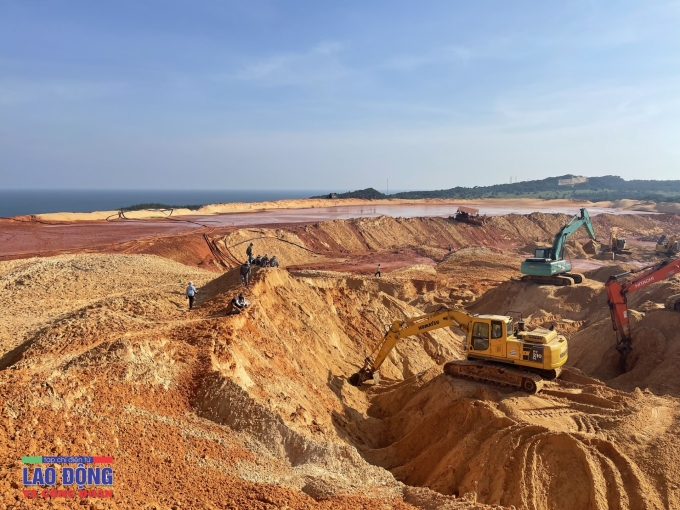 Gia đình tuyệt vọng ngóng tin nạn nhân vụ sập mỏ titan ở Bình Thuận