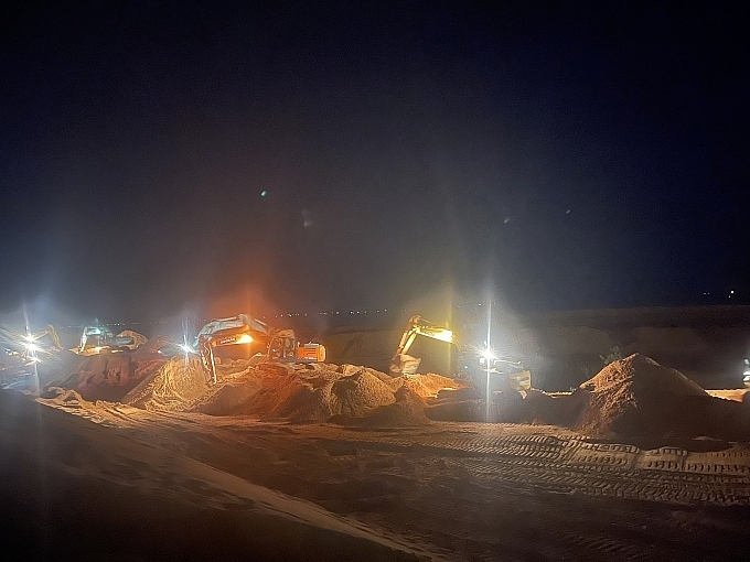 Công tác tìm kiếm 3 nạn nhân bị vùi lấp vào rạng sáng 17/10. Ảnh: QUANG ANH Công tác tìm kiếm 3 nạn nhân bị vùi lấp vào rạng sáng 17/10. Ảnh: QUANG ANH