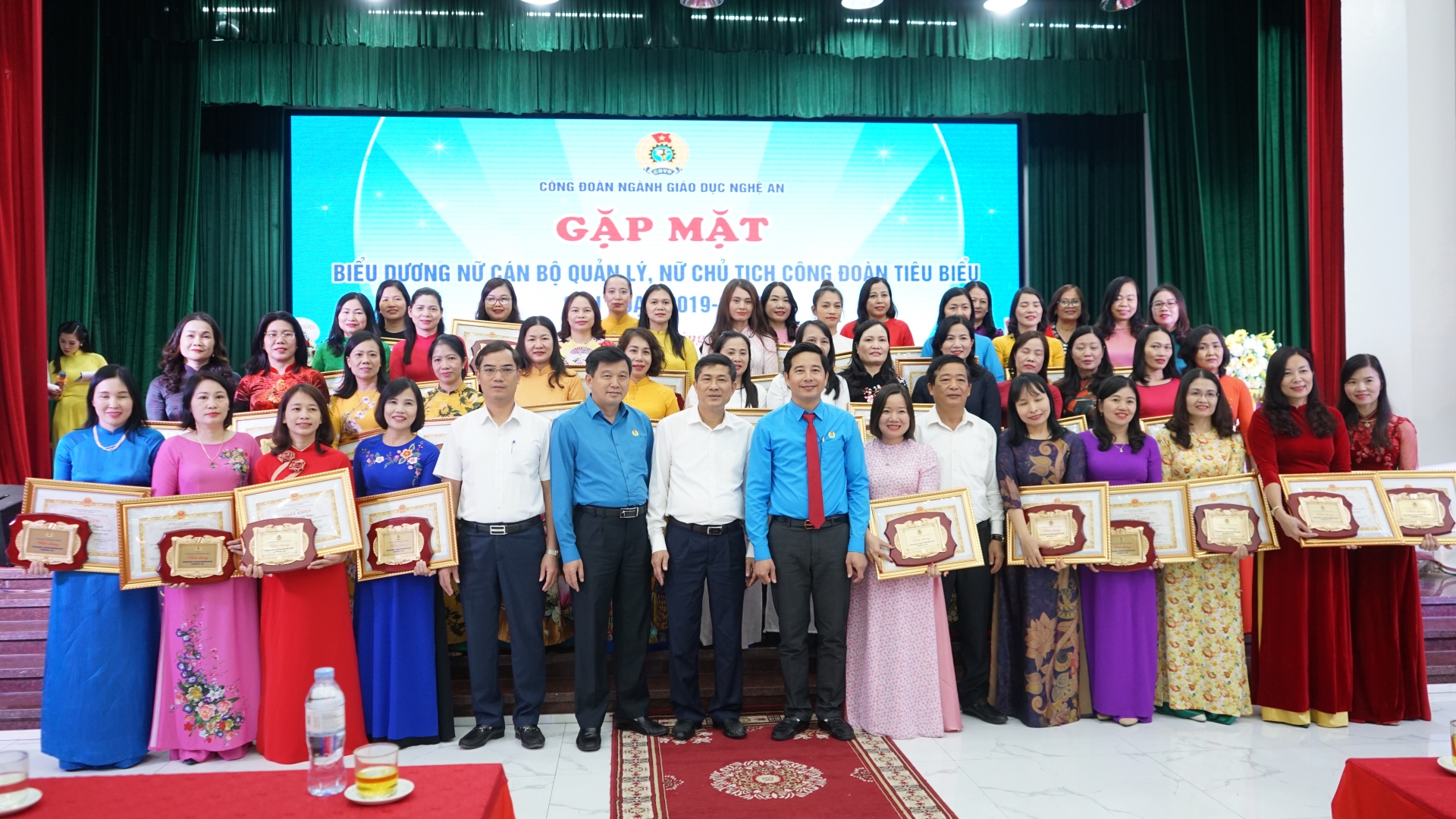 Nghệ An: Tổ chức gặp mặt nữ cán bộ quản lý, chủ tịch công đoàn tiêu biểu