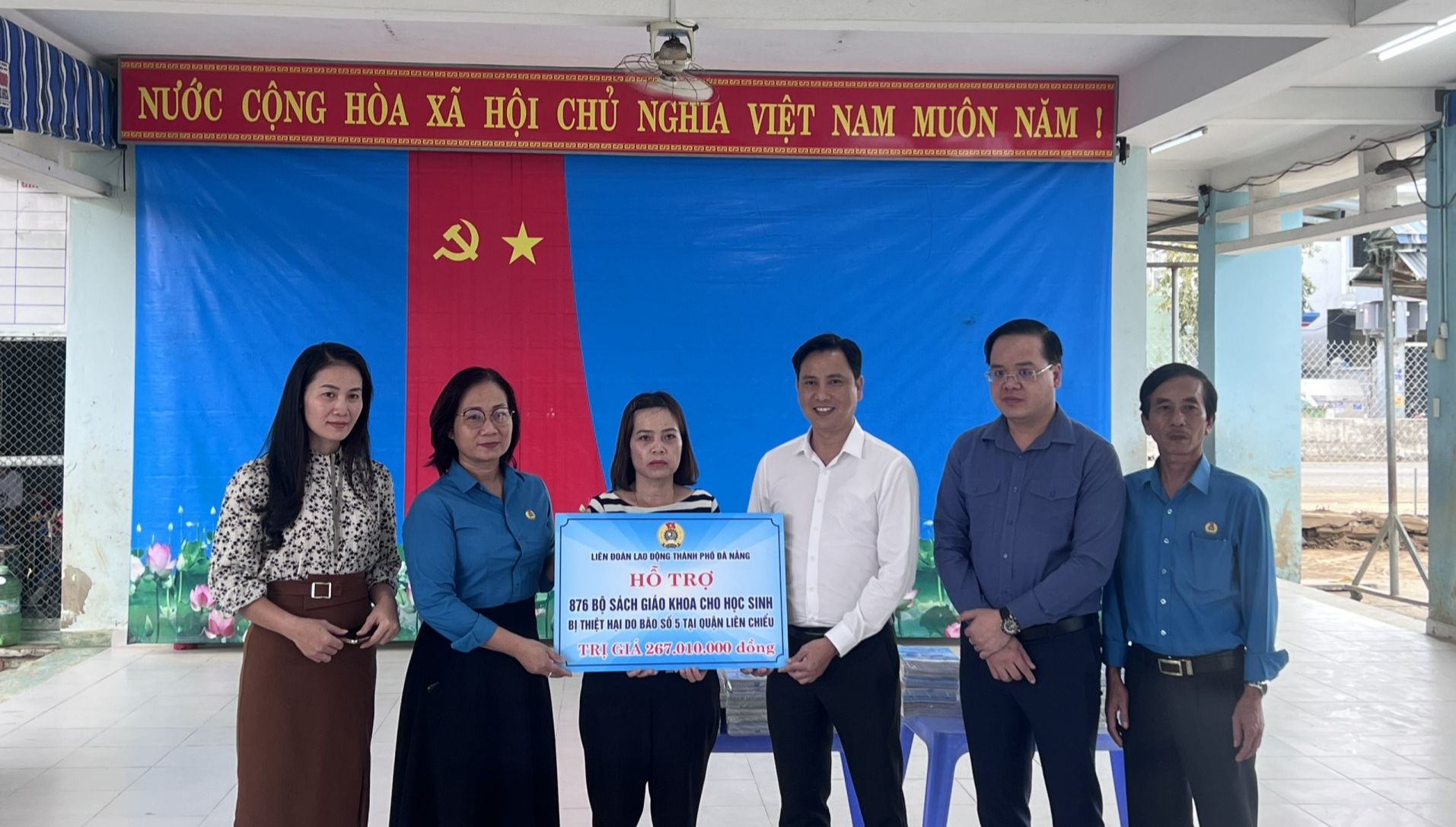 LĐLĐ TP Đà Nẵng: Trao 3.495 bộ sách giáo khoa, trị giá hơn 1,1 tỷ đồng cho học sinh.