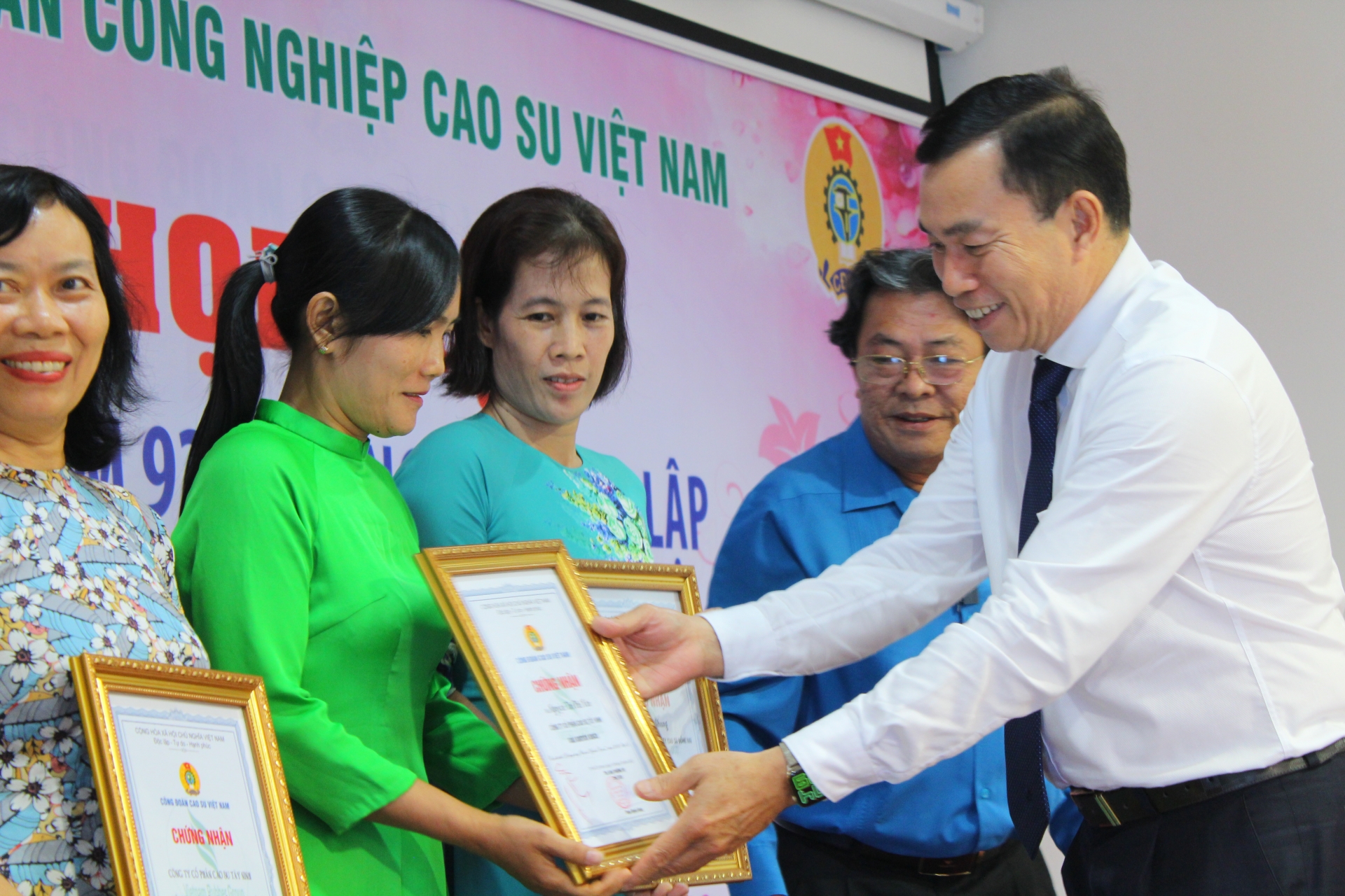 Công đoàn Cao su Việt Nam ôn lại truyền thống vẻ vang của lao động nữ nhân ngày 20/10