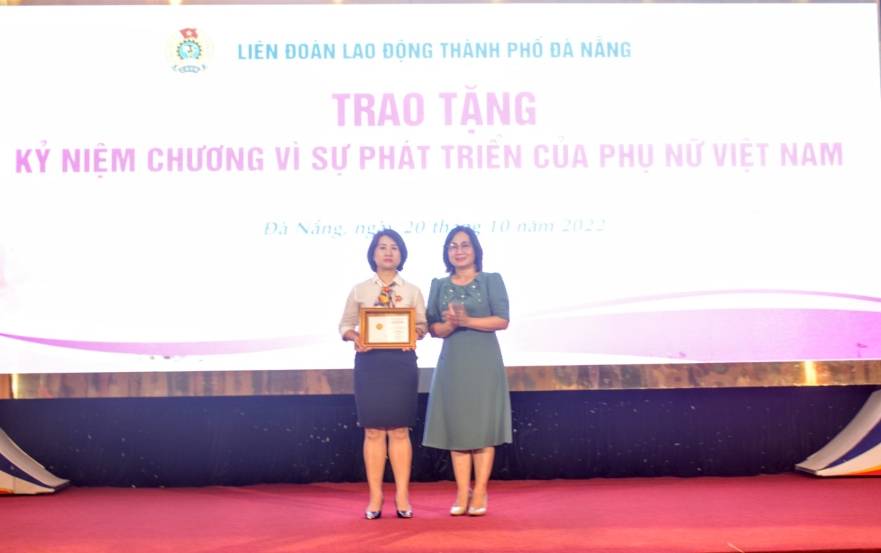 Đà Nẵng: Trao tặng 1.100 suất quà đến nữ đoàn viên, CNVCLĐ khó khăn nhân dịp 20/10