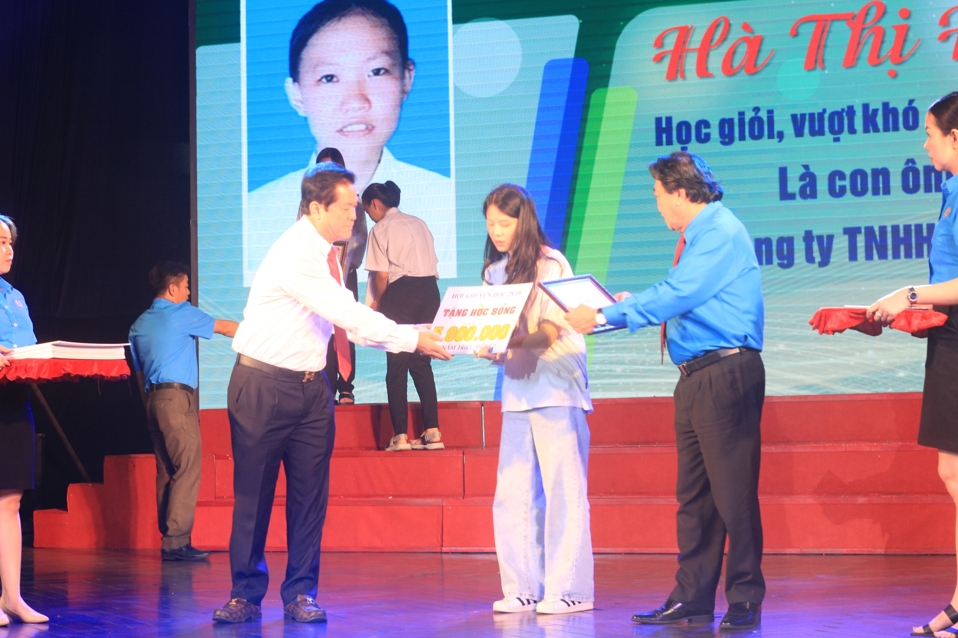 600 học sinh, sinh viên nhận học bổng từ Tập đoàn Cao su Việt Nam 600 học sinh, sinh viên nhận học bổng từ Tập đoàn Cao su Việt Nam