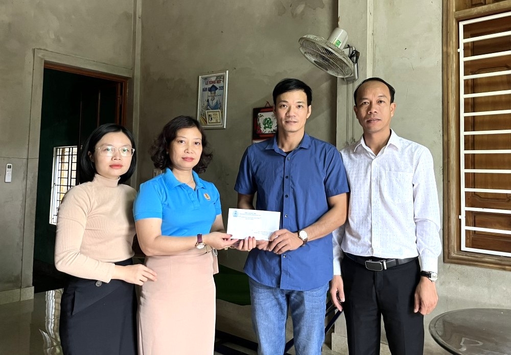 Công đoàn cơ quan LĐLĐ tỉnh Quảng Trị nhận đỡ đầu 2 con công nhân lao động khó khăn Công đoàn cơ quan LĐLĐ tỉnh Quảng Trị nhận đỡ đầu 2 con công nhân lao động khó khăn