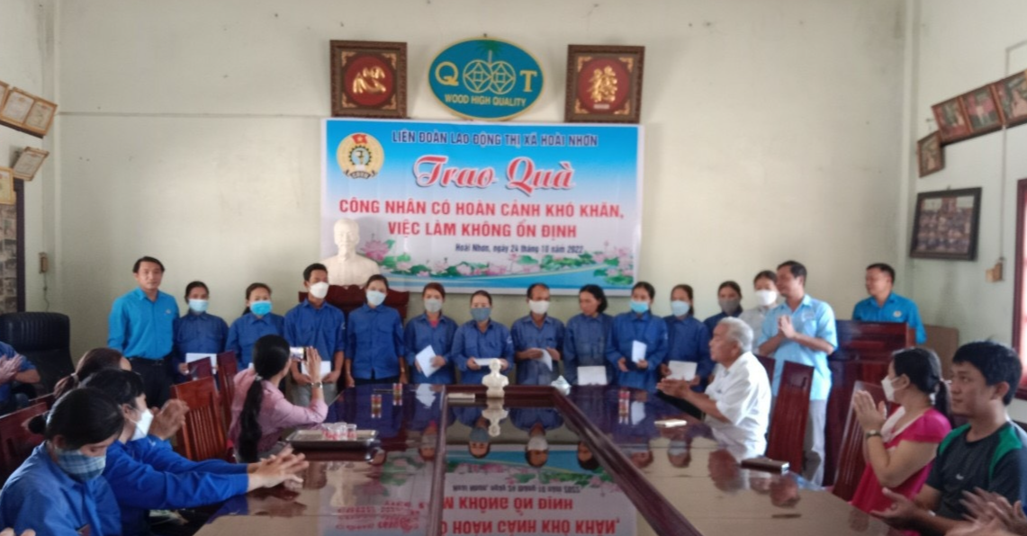 LĐLĐ thị xã Hoài Nhơn: Trao 50 suất quà cho công nhân có hoàn cảnh khó khăn