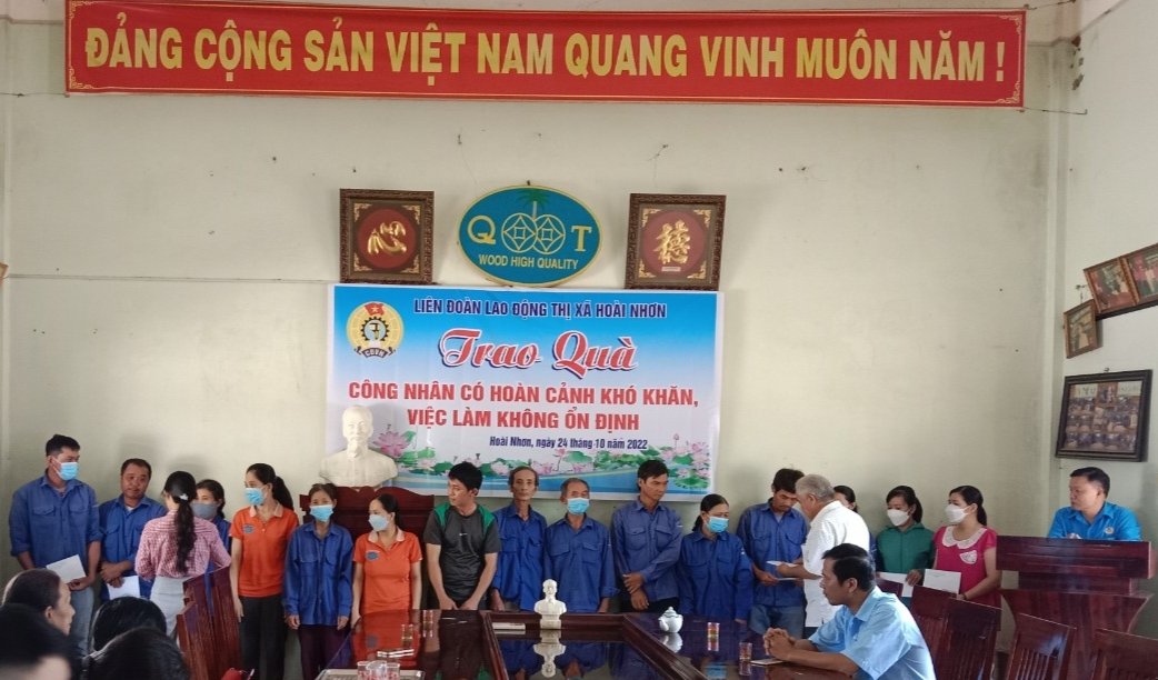 LĐLĐ thị xã Hoài Nhơn: Trao 50 suất quà cho công nhân có hoàn cảnh khó khăn