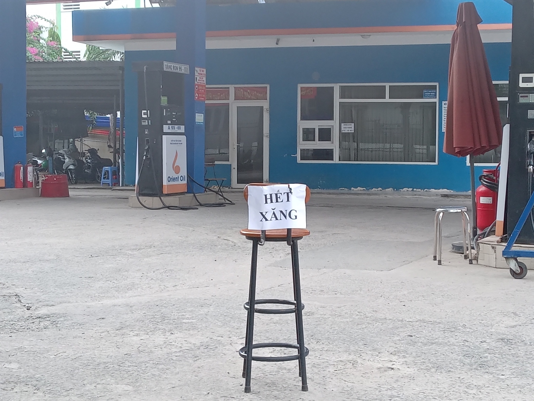 Doanh nghiệp, người lao động “chật vật” vì nghẽn chuỗi cung ứng xăng dầu