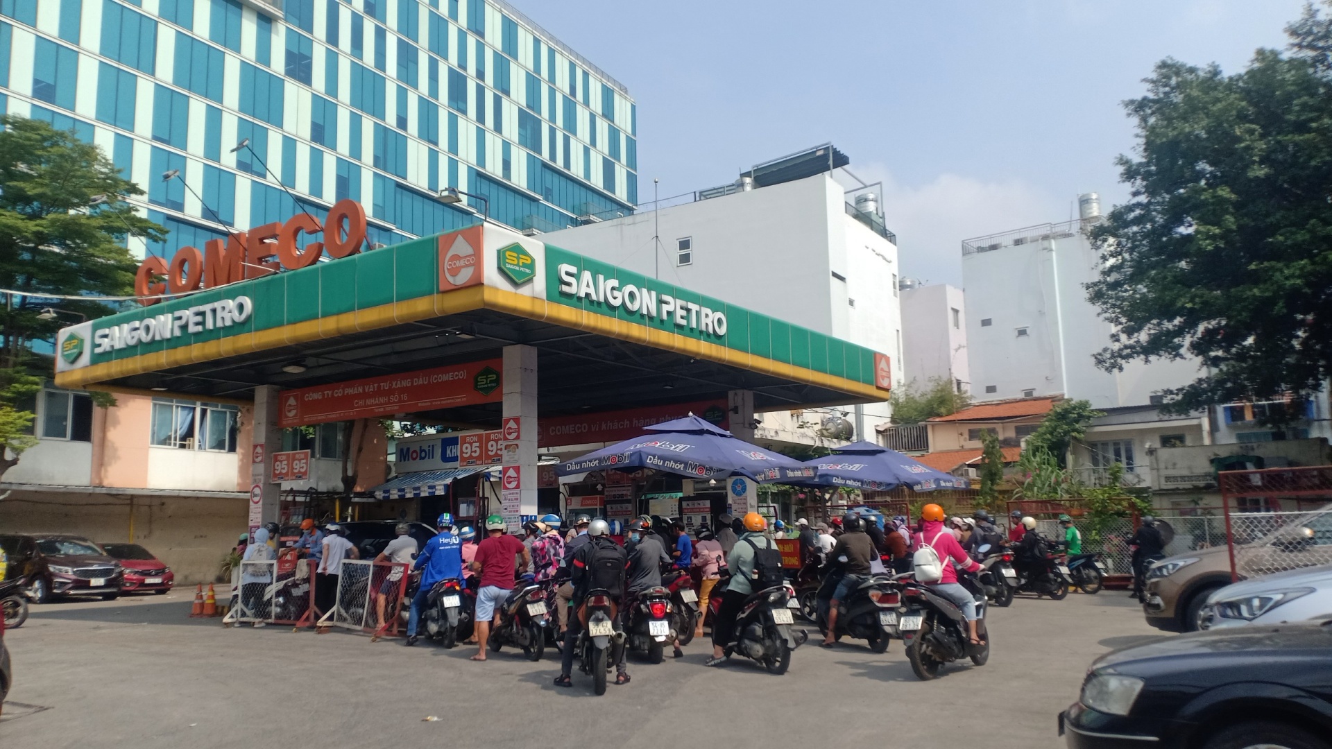 Doanh nghiệp, người lao động “chật vật” vì nghẽn chuỗi cung ứng xăng dầu