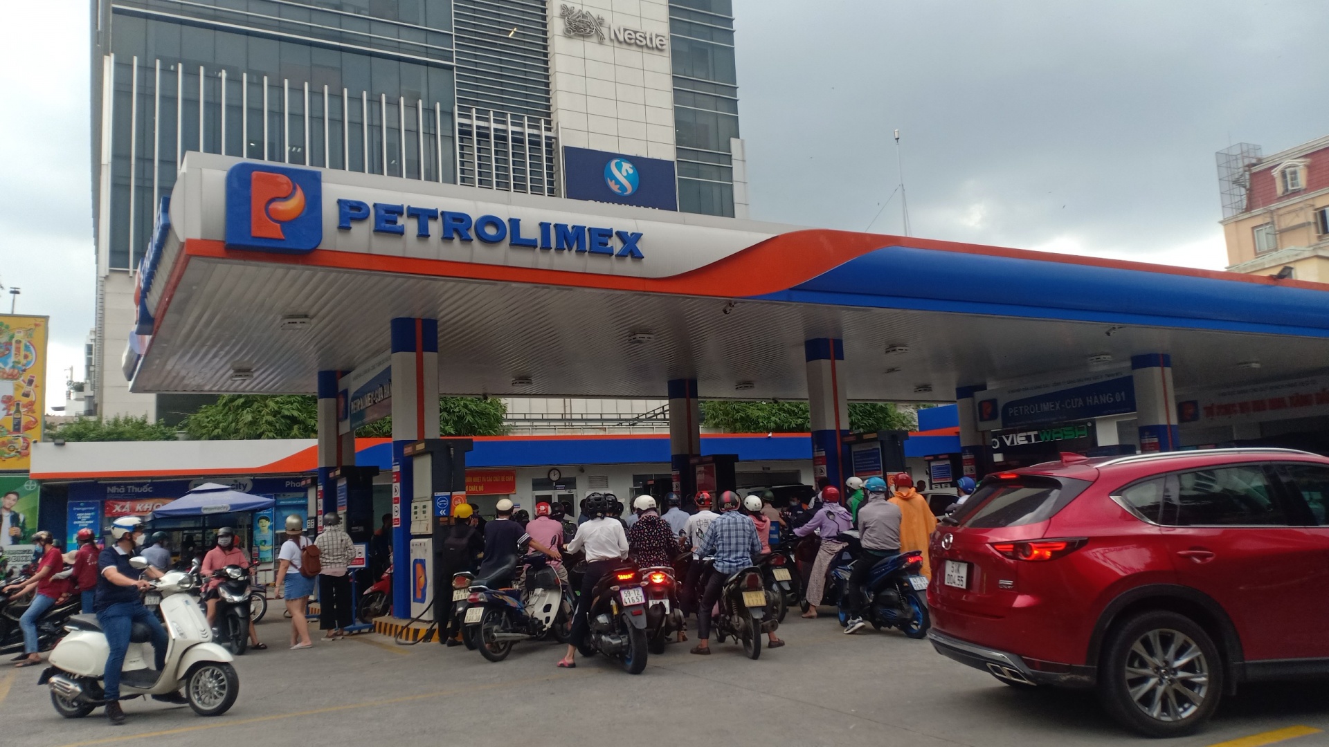 Doanh nghiệp, người lao động “chật vật” vì nghẽn chuỗi cung ứng xăng dầu