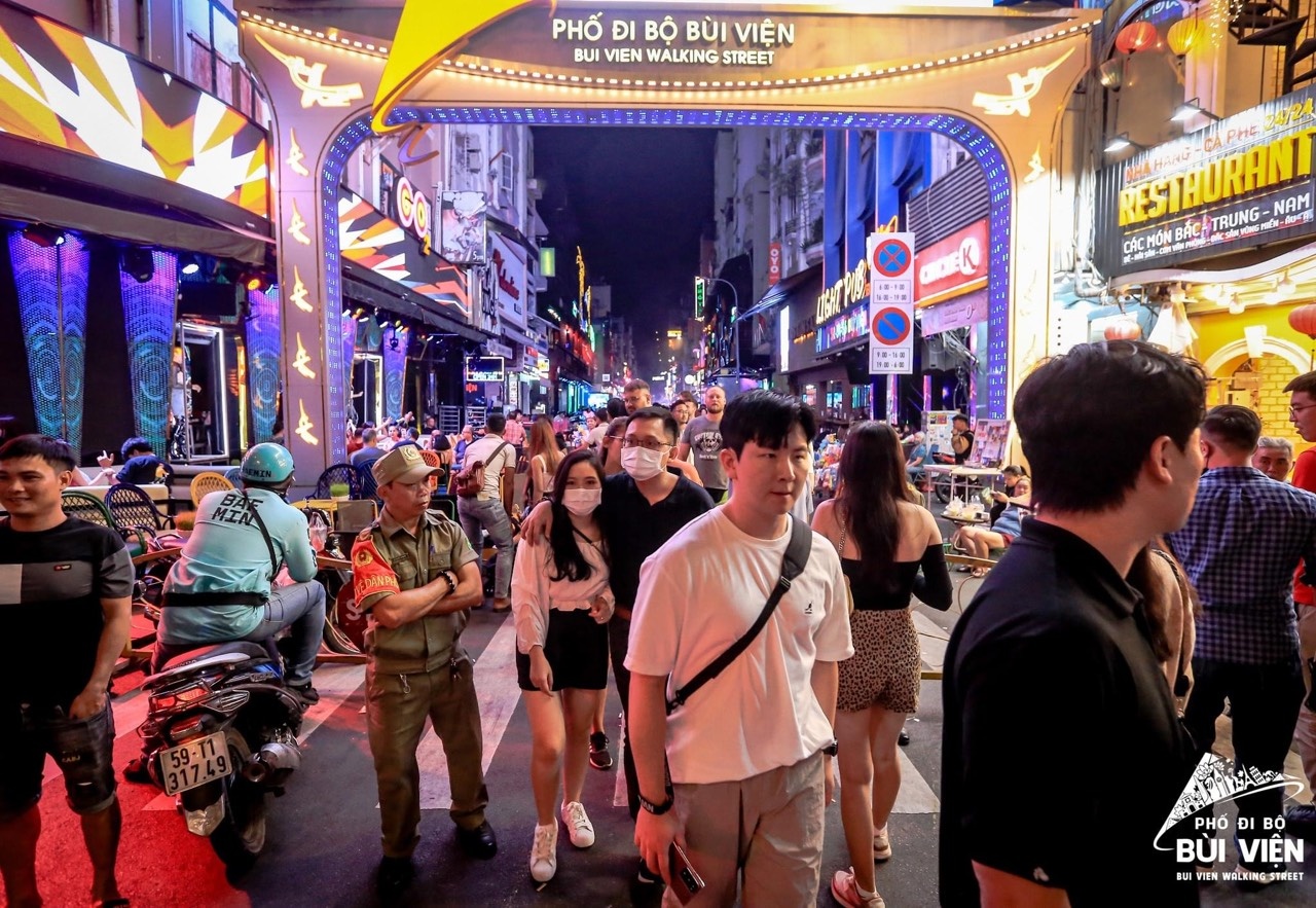 Bài 1: Kinh tế đêm - “Cửa sáng” cho ngành dịch vụ ở nước ta Bài 1: Kinh tế đêm - “Cửa sáng” cho ngành dịch vụ ở nước ta