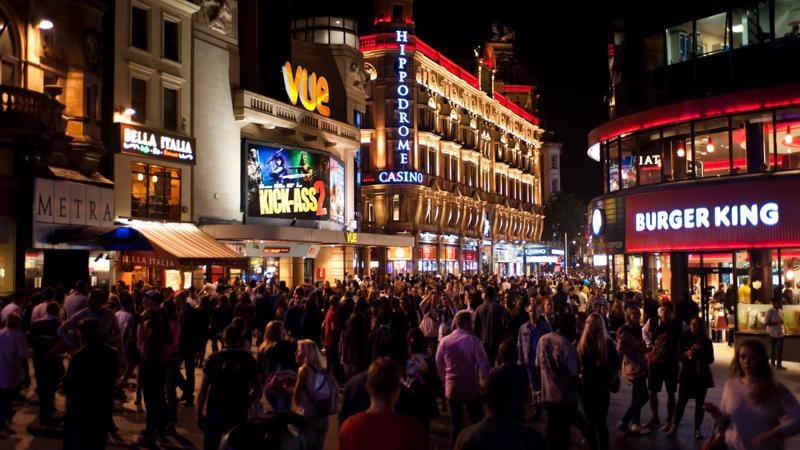 Bài 1: Kinh tế đêm - “Cửa sáng” cho ngành dịch vụ ở nước ta Bài 1: Kinh tế đêm - “Cửa sáng” cho ngành dịch vụ ở nước ta