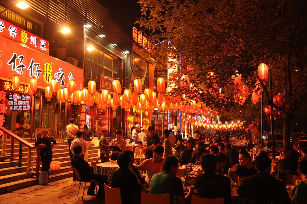 Bài 1: Kinh tế đêm - “Cửa sáng” cho ngành dịch vụ ở nước ta Bài 1: Kinh tế đêm - “Cửa sáng” cho ngành dịch vụ ở nước ta