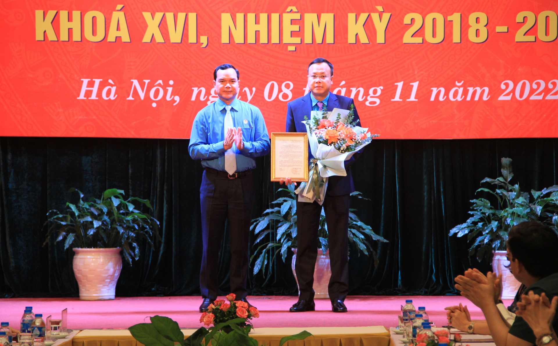 Trao Quyết định công nhận Chủ tịch Liên đoàn Lao động Thành phố Hà Nội