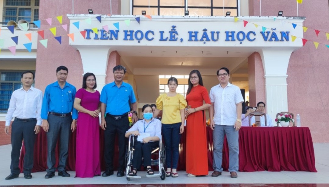 Tạp chí Lao động và Công đoàn trao hỗ trợ 10 triệu đồng cho học sinh khuyết tật ở Bình Phước Tạp chí Lao động và Công đoàn trao hỗ trợ 10 triệu đồng cho học sinh khuyết tật ở Bình Phước