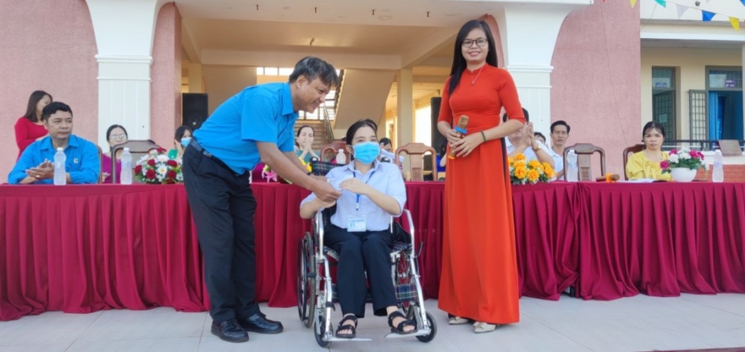 Tạp chí Lao động và Công đoàn trao hỗ trợ 10 triệu đồng cho học sinh khuyết tật ở Bình Phước Tạp chí Lao động và Công đoàn trao hỗ trợ 10 triệu đồng cho học sinh khuyết tật ở Bình Phước