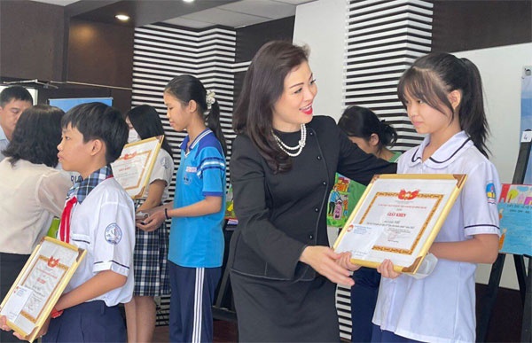 Bà Huỳnh Lan Phương, Phó TGĐ công ty VWS trao phần thưởng cho các em đoạt giải trong cuộc thi vẽ tranh vì môi trường năm 2022 Bà Huỳnh Lan Phương, Phó TGĐ công ty VWS trao phần thưởng cho các em đoạt giải trong cuộc thi vẽ tranh vì môi trường năm 2022