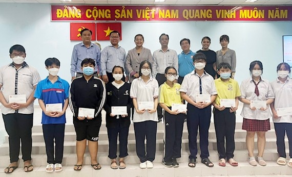 Đại diện Ủy ban MTTQ các cấp và nhà tài trợ chụp hình lưu niệm cùng các em HS-SV được nhận học bổng Đại diện Ủy ban MTTQ các cấp và nhà tài trợ chụp hình lưu niệm cùng các em HS-SV được nhận học bổng