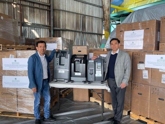 Ông David Dương đã trao tặng cho ông Nguyễn Trác Toàn, Tổng Lãnh sự quán Việt Nam tại San Francisco 250 máy trợ thở ô xy. Tổng trị giá 250 máy trợ thở ô xy là 750.000 USD. Ông David Dương đã trao tặng cho ông Nguyễn Trác Toàn, Tổng Lãnh sự quán Việt Nam tại San Francisco 250 máy trợ thở ô xy. Tổng trị giá 250 máy trợ thở ô xy là 750.000 USD.