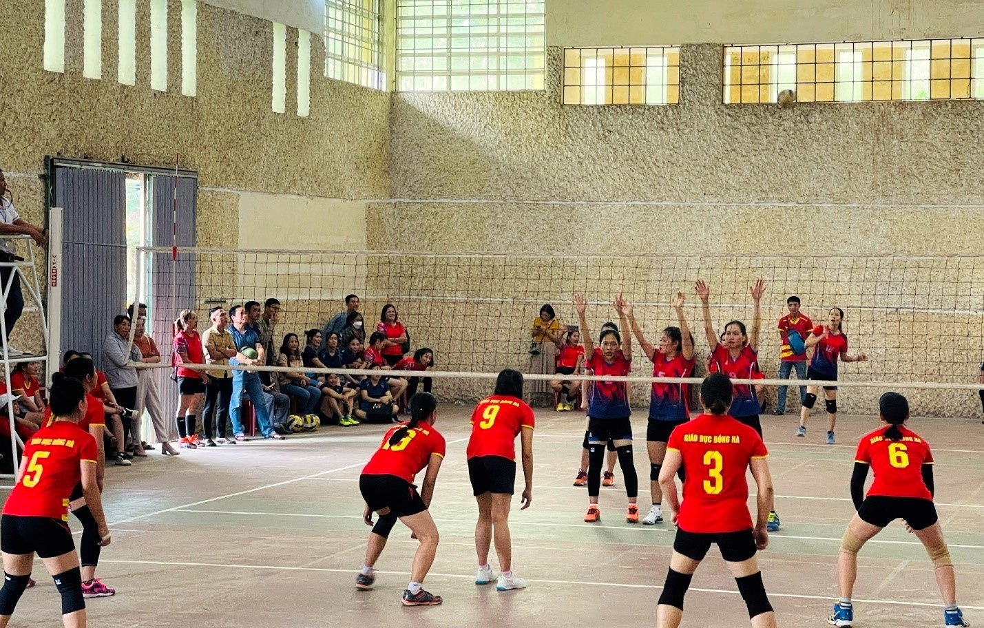 Giải bóng chuyền ngành Giáo dục Quảng Trị: Sôi động, hấp dẫn