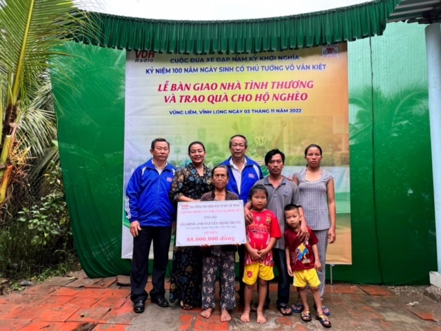 Lễ ban giao nhà tình thương và trao quà cho hộ nghèo Lễ ban giao nhà tình thương và trao quà cho hộ nghèo
