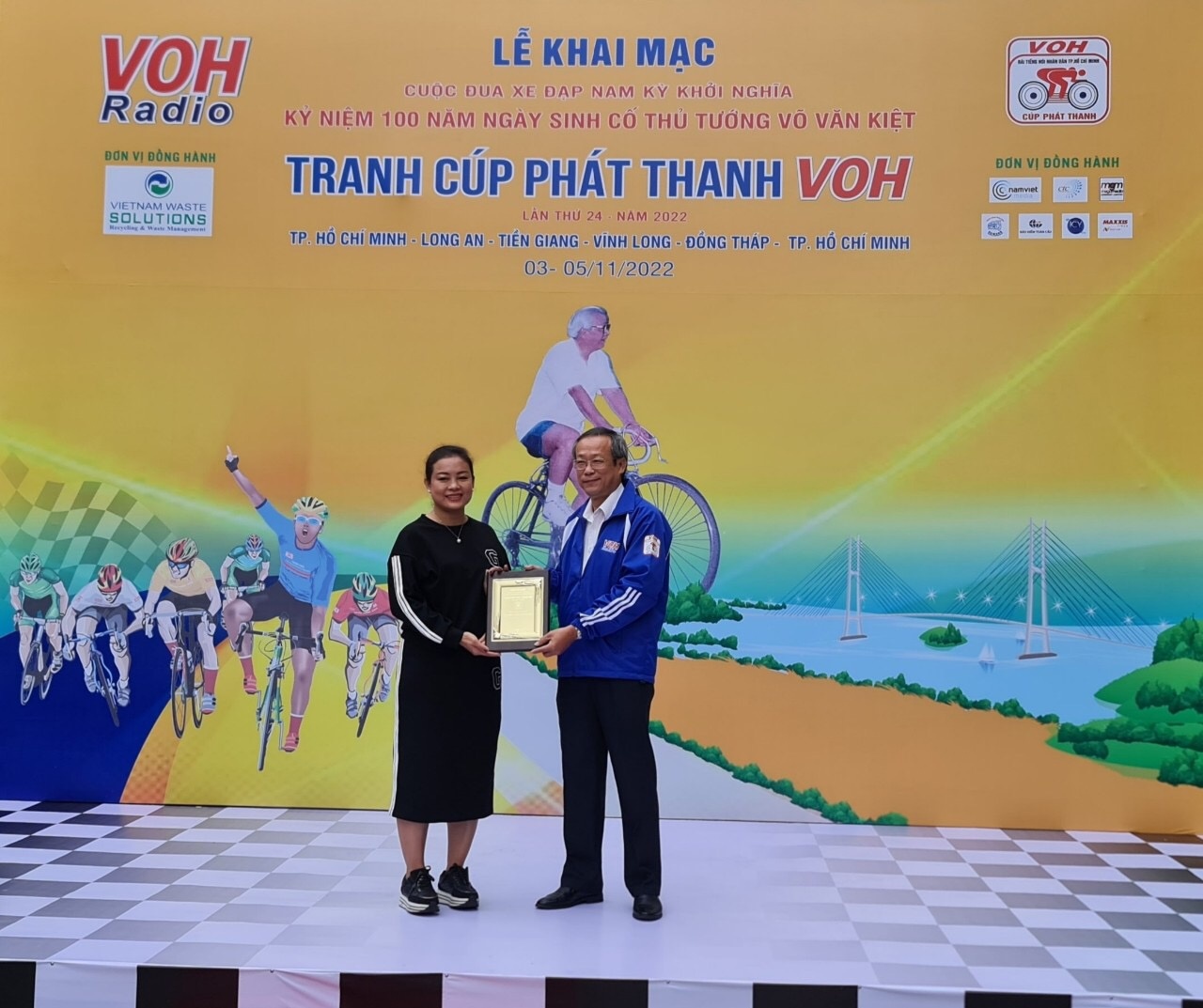 Trao kỉ niệm chương cho nhà tài trợ Trao kỉ niệm chương cho nhà tài trợ