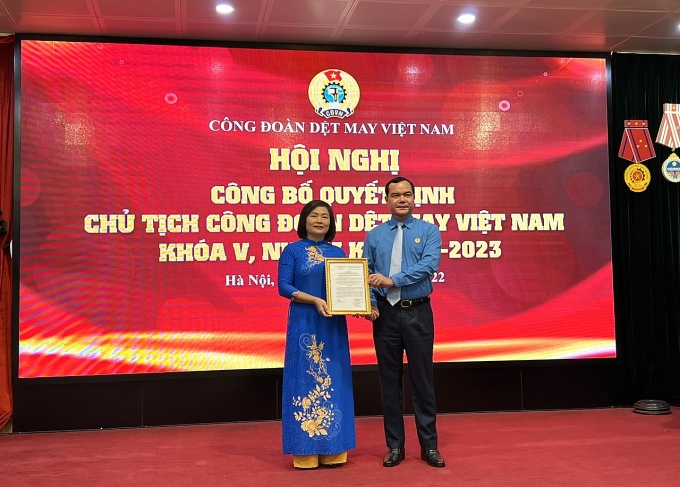 Trao Quyết định chức danh Chủ tịch Công đoàn Dệt May Việt Nam Trao Quyết định chức danh Chủ tịch Công đoàn Dệt May Việt Nam