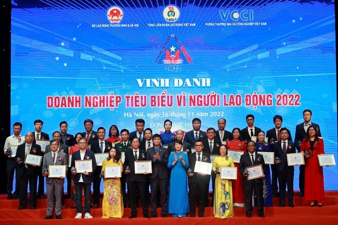 Vinh danh 62 doanh nghiệp đi đầu về bảo vệ, chăm lo cho người lao động Vinh danh 62 doanh nghiệp đi đầu về bảo vệ, chăm lo cho người lao động