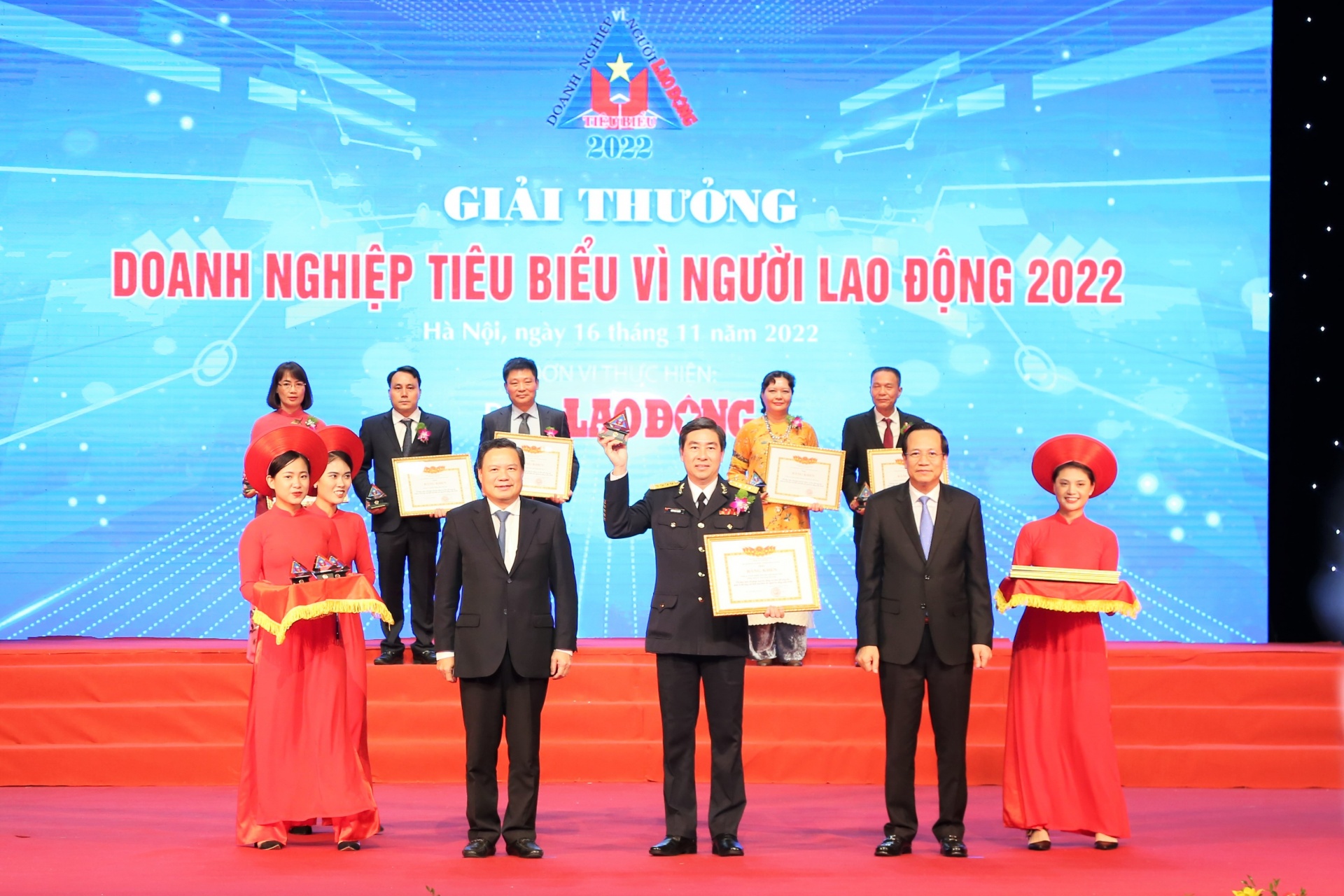 Tân Cảng Sài Gòn được vinh danh “Doanh nghiệp tiêu biểu vì người lao động” lần thứ tư Tân Cảng Sài Gòn được vinh danh “Doanh nghiệp tiêu biểu vì người lao động” lần thứ tư