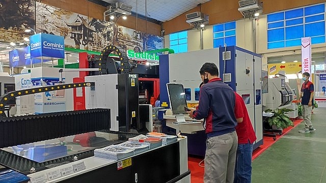 Chất lượng nguồn nhân lực thấp làm giảm năng lực cạnh tranh của nền kinh tế Chất lượng nguồn nhân lực thấp làm giảm năng lực cạnh tranh của nền kinh tế