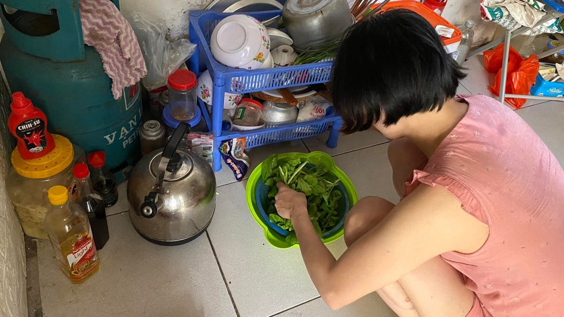 Thu nhập giảm, công nhân chuyển phòng trọ giá rẻ, chắt bóp chi tiêu