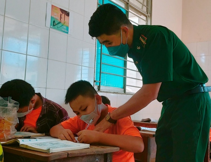 Thầy giáo quân hàm xanh và lớp học đặc biệt cho con công nhân nhập cư Thầy giáo quân hàm xanh và lớp học đặc biệt cho con công nhân nhập cư