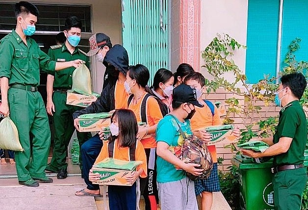 Thầy giáo quân hàm xanh và lớp học đặc biệt cho con công nhân nhập cư Thầy giáo quân hàm xanh và lớp học đặc biệt cho con công nhân nhập cư