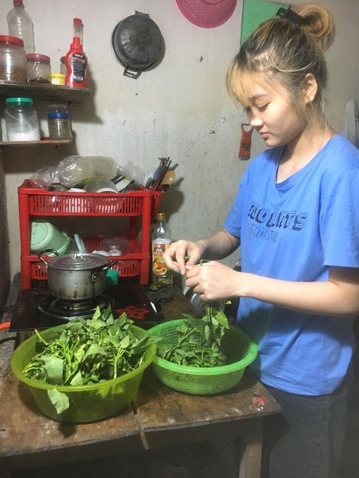 Buồn vui quanh mâm cơm công nhân Buồn vui quanh mâm cơm công nhân