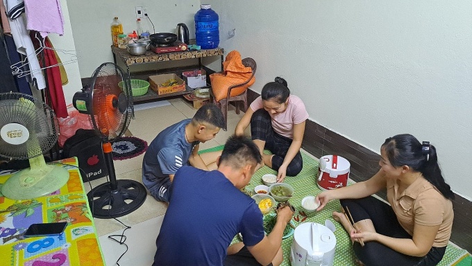 Buồn vui quanh mâm cơm công nhân Buồn vui quanh mâm cơm công nhân